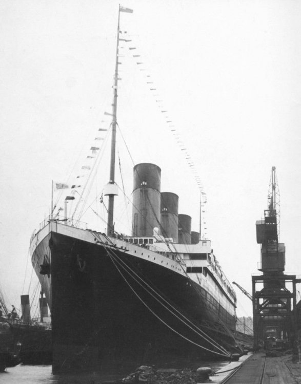 titanic southampton flags.jpg